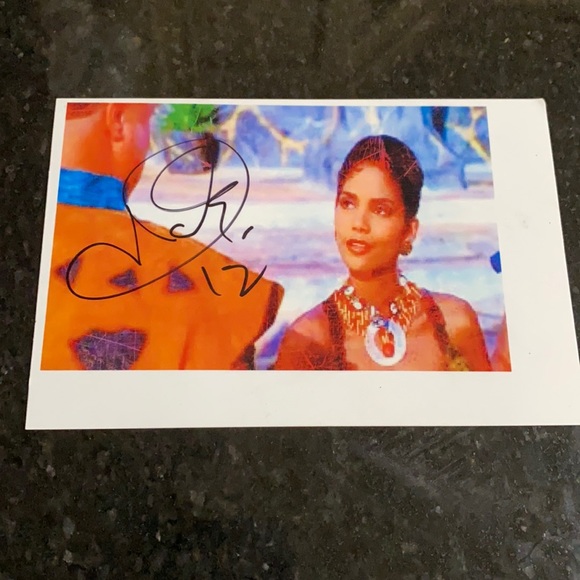 Halle Berry autographed image - Picture 1 of 4
